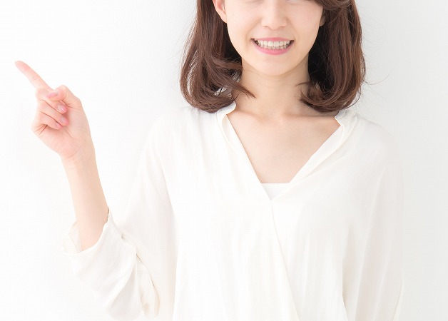 白シャツ女性指差し