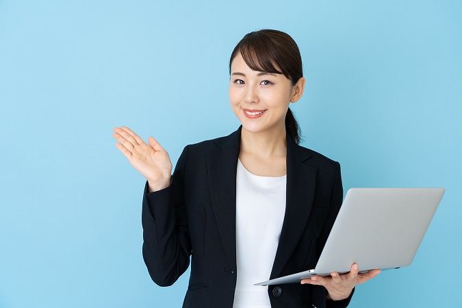 ノートPC持つ女性