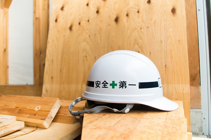 ヘルメットと木目